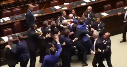 Tuča u italijanskom parlamentu, jedan zastupnik izveden u kolicima