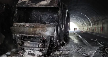 Prizori stravične nesreće na M-17: Poginuo muškarac, kamion potpuno izgorio