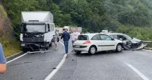 Sudar tri vozila na Bradini, saobraćaj obustavljen