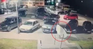 Osoba prekrivena bijelom plahtom zapalila automobil sina načelnika Opštine Pale