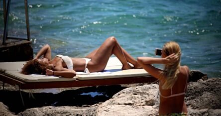 Nakon zabrane toplesa osvanuli i znakovi upozorenja za nudiste na dalmatinskom otoku
