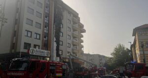 Ugašen požar na stambenoj zgradi na Ilidži, vatrom zahvaćena dva stana