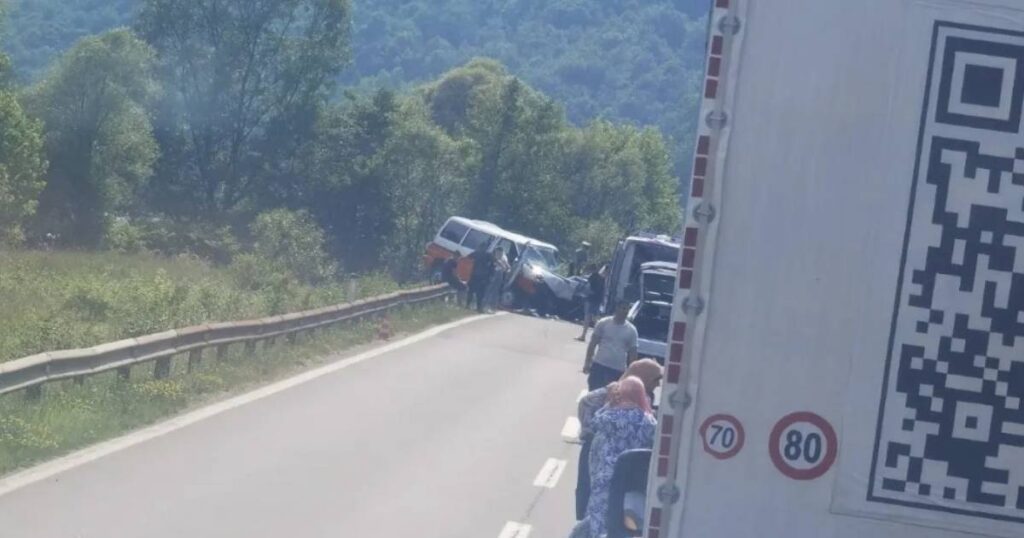 U sudaru dva kombija povrijeđeno više osoba, saobraćaj na dionici puta M-17 potpuno blokiran