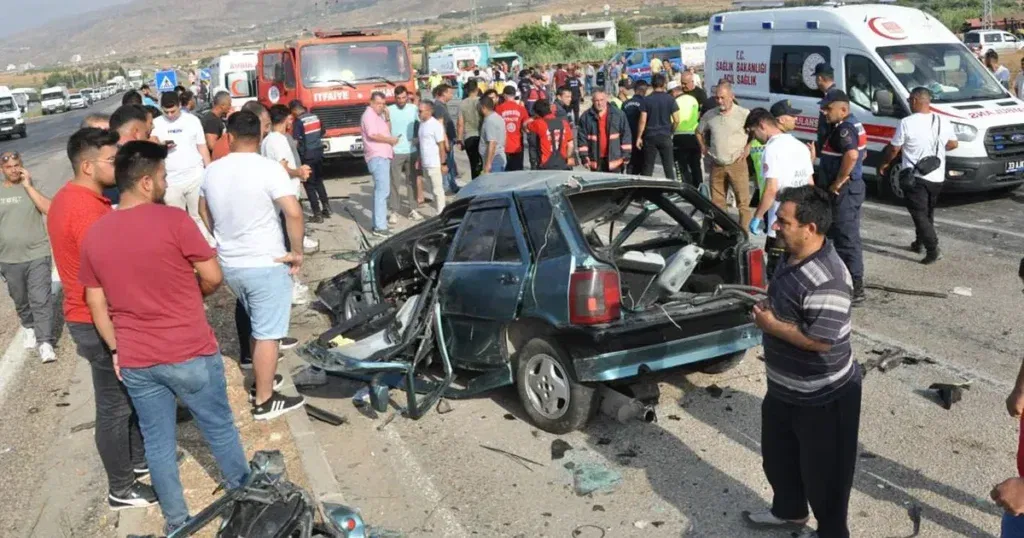 Autobus koji je vozio radnike skrenuo u suprotnu traku, poginulo dvoje ljudi. 35 je povrijeđenih