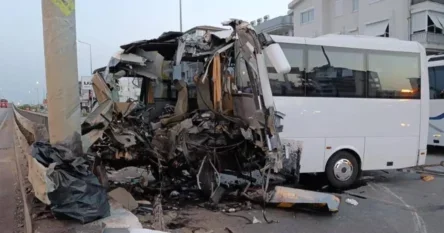 Autobus s turistima udario u betonski stub, poginuo vozač. Više od 20 je povrijeđenih