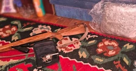 U pretresu kuće i automobila pronađena puška, pištolj i kilogram droge