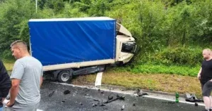 Težak sudar kamiona i Seata na M-17, ima povrijeđenih. Saobraćaj se odvija usporeno