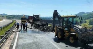 Oglasila se policija o požaru na autoputu u BiH: Gorio kamion, otklanja se otpad