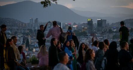 Na Žutoj tabiji koncert francuskih šansona u izvedbi soliste Jasmina Bašića