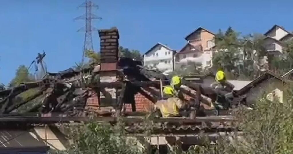 Planuo krov kuće u Sarajevu, vatrogasci lokalizirali požar