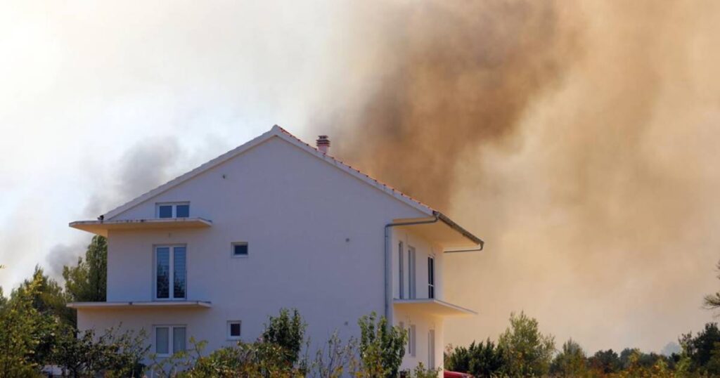 Gori u Dalmaciji: Požar je van kontrole, vatrogasci brane kuće, čuju se detonacije