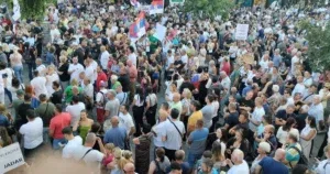 Hiljade ljudi širom Srbije na protestima protiv kopanja litija: “Događa vam se narod”