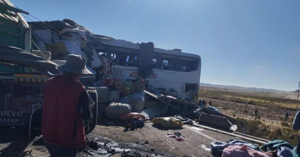 Više od 20 poginulih u stravičnom sudaru autobusa i kamiona
