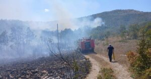 Buknuo novi požar, ima povrijeđenih vatrogasaca, vatra prijeti kućama: “Podmetnut je”