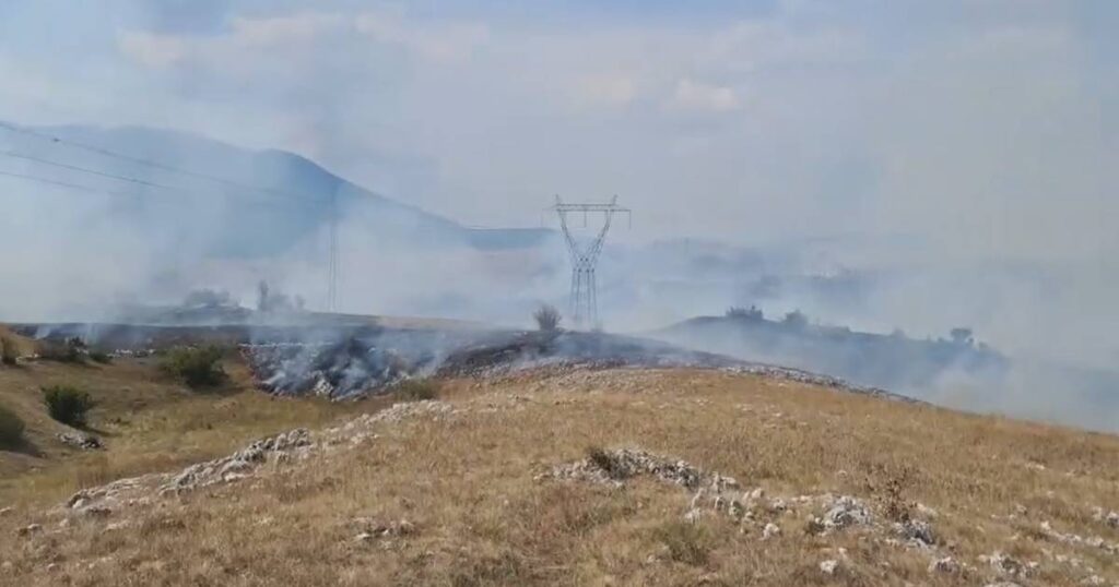 Novi požar na području Gacka ugrožava kuće, angažovani helikopteri RS i Srbije