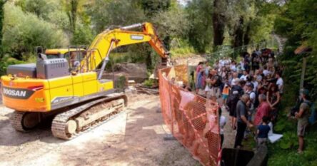 Građani jučer ponovo tijelima zaustavili bagere na izvoru Une, sutra idu na protest u Zadar