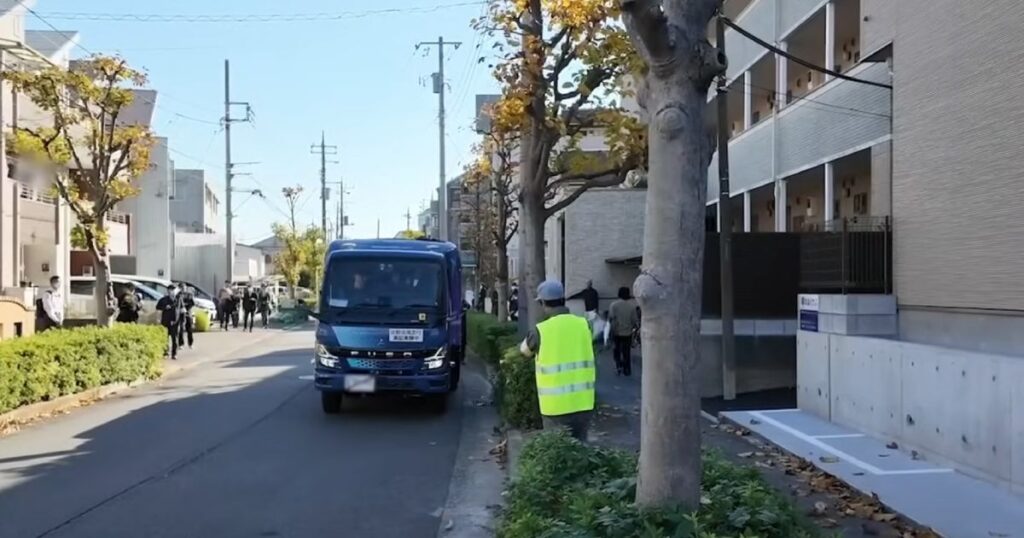 Japanci testirali kamion za smeće koji prati radnika