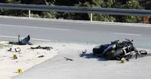 Tragedija na M-17: U sudaru s kombijem poginuo  motociklista, saobraćaj obustavljen