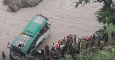 Autobus se survao u nabujalu rijeku, poginulo najmanje 14 ljudi. Strahuje se da ima nestalih