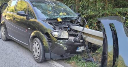 Stravične scene: Zaštitna ograda prošla kroz automobil u nesreći u BiH