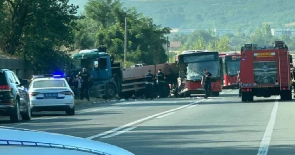 U sudaru autobusa i kamiona ima poginulih i više od 20 povrijeđenih