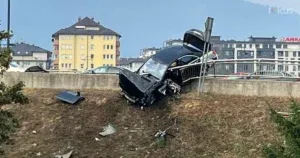 Teška nesreća u Sarajevu, automobil prošao kroz metalnu ogradu pored ceste