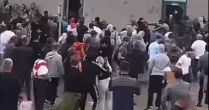 Ne posustaje nasilje u Engleskoj: Demonstranti upali i zapalili hotel sa migrantima