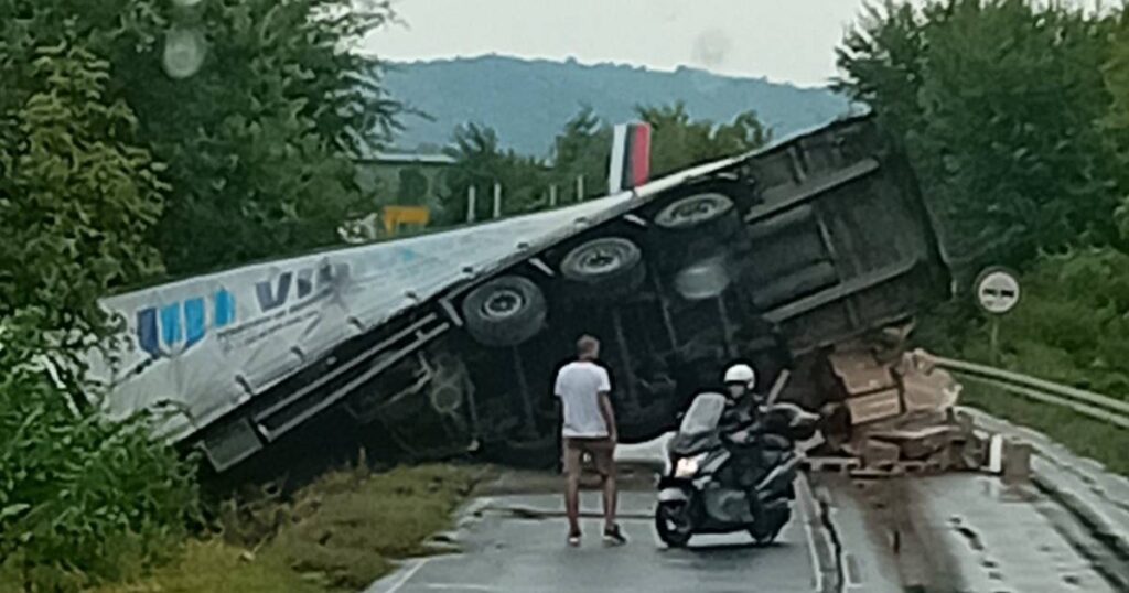 Prevrnuo se šleper, formirale se duge kolone