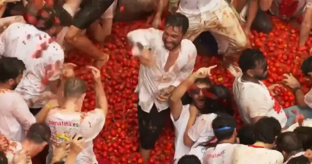 Španski grad Bunol natopljen crvenom bojom tokom festivala Tomatina