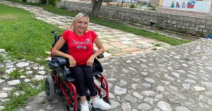 Alma (28) je godinama prikovana za invalidska kolica, potrebna joj je operacija kičme