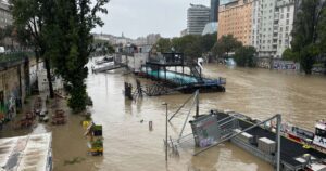 Dijelovi Beča pod vodom, do nekih zgrada se može samo čamcem, poplavljen i autoput