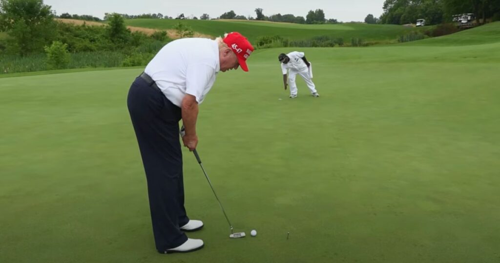 donald trump igra golf