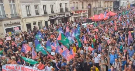 Macron za premijera imenovao desničara, izbili protesti širom Francuske