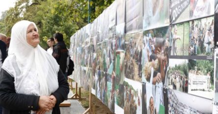 U Sarajevu otvorena izložba fotografija “Bol majki Srebrenice” autora Ahmeta Bajrića