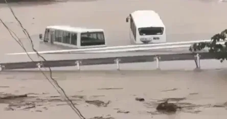 “Neviđene” kiše izazvale velike poplave u kojim je stradalo najmanje šest ljudi