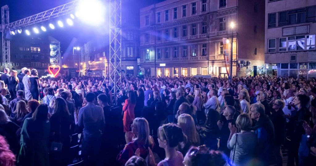 Koncert „Glumci pjevaju hitove“ 4. septembra na Pozorišnom trgu Susan Sontag