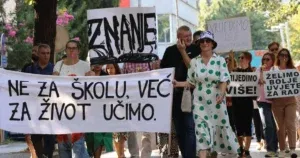 Prosvjetari stupili u generalni štrajk i održali protestnu šetnju: Odustati nećemo!