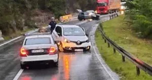 Odron na M-17 uzrokovalo težak sudar, četvoro je povrijeđenih. Saobraćaj bio potpuno blokiran