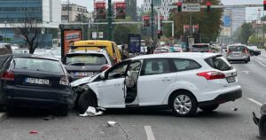 Sudar pet automobila u centru Sarajeva, pričinjena velika šteta