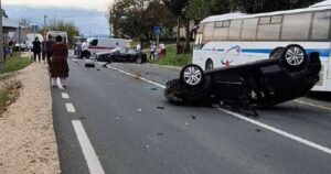 Teška saobraćajna nesreća, automobil završio na krovu