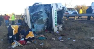 Najmanje šest osoba poginulo u prevrtanju autobusa, 25 je povrijeđenih