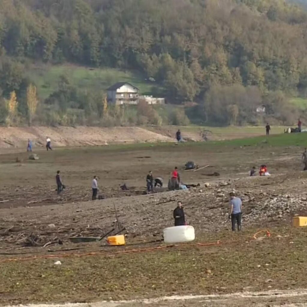 Volonteri pomažu u čišćenju Jablaničkog jezera, vrši se i dostava hrane i lijekova