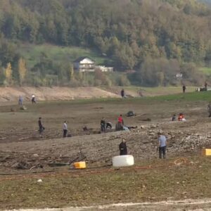 Volonteri pomažu u čišćenju Jablaničkog jezera, vrši se i dostava hrane i lijekova