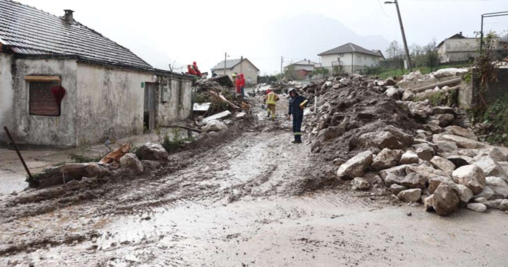 Polusmrznuta burad jedini izvor pitke vode za mještane pojedinih sela stradalih u poplavama u BiH