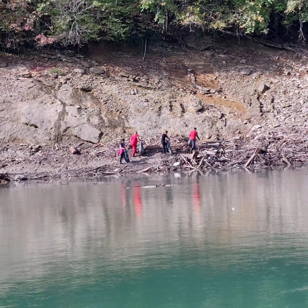 Volonteri pomažu u čišćenju Jablaničkog jezera, vrši se i dostava hrane i lijekova