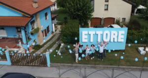 Cijelu kuću obojio u plavo zbog rođenja sina i na velikom plakatu napisao njegovo ime