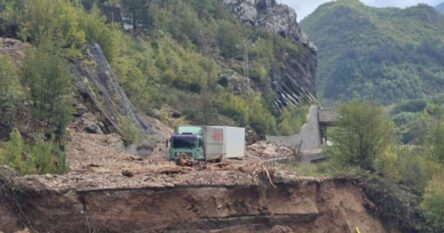 Magistralna cesta kod Komadinovog vrela više ne postoji, od džamije se vidi samo munara