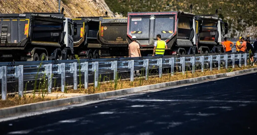 Umjesto da koriste vlastito vozilo za održavanje autoputa, plaćaju druge firme!?