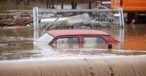 Raste broj žrtava poplava u BiH, iz potopljenog automobila izvučeno tijelo muškarca