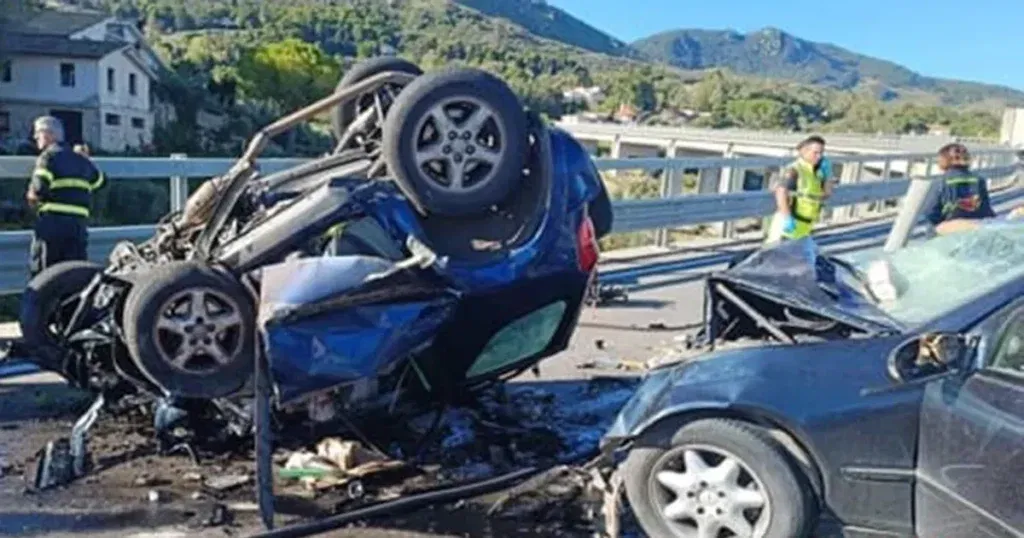 Tri osobe poginule u direktnom sudaru na autocesti, troje djece prevezeno u bolnicu